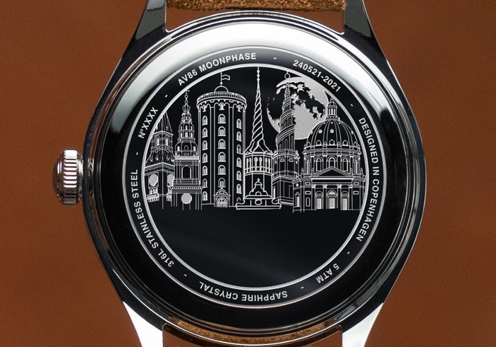 美しいコペンハーゲンの街並みと満月の裏蓋