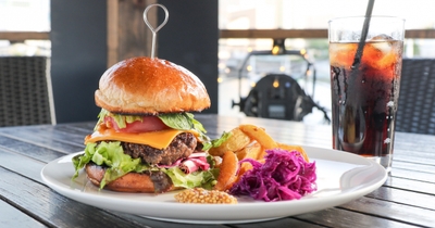 お肉の柔らかさが魅力の大ボリュームなハンバーガー