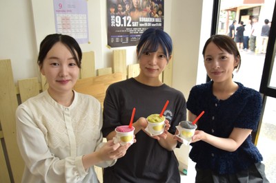 ノパルノ研究室の（左から）山下さん、サボテンジェラートを持つ加古さん、堀内さん
