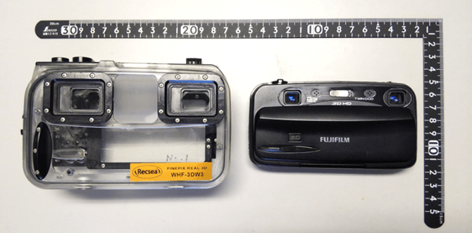 図1.体長推定のためのシステム。市販の3Dカメラ(右)を水中ハウジング(左)に収める。