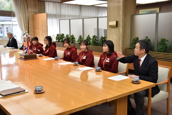 大会を振り返る米田監督(右端)