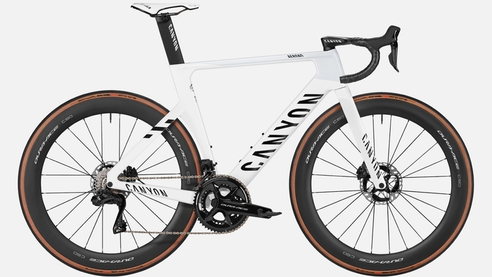 アップチャージ無しで、プロ仕様の CP0015 コックピット(ステム角度 -17°)へ交換可能。写真は過去販売モデルのCP0015を標準装備したエアロードCFR MVDP(Gen3.2)。 Photo: Canyon