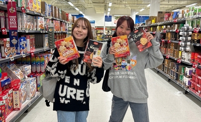 現地のスーパーマーケットでの買い物の様子。楽しそうに現地の文化を体験しました。