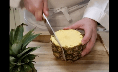 堅いパイナップルの皮もザクザク切れます。