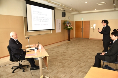 野依学士院長に質問する野本さん