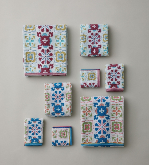 マジョリカ 奥深い色合いと多色のタイル模様が華やかさを演出