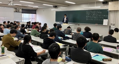 令和7年（2025年）に実施された数学コンテストの様子