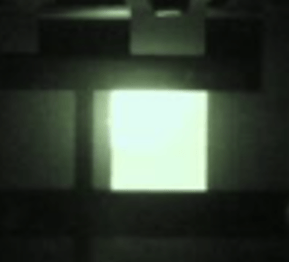 ペロブスカイト量子ドットを発光層に用いた発光デバイスからの近赤外電界発光(700nm以下の光をカットし、デジタルカメラで撮影)