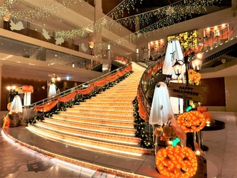 ホテル京阪 ユニバーサル・タワー 大階段やロビーがハロウィン一色に！