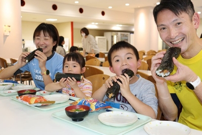 「いただきます！」手作りの恵方巻を美味しそうに頬張る家族連れ