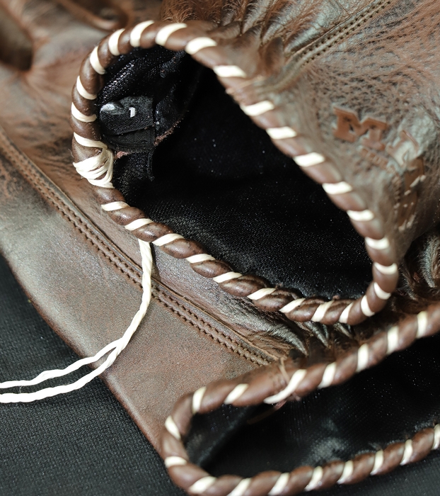 フィット感、使用感の良さを求め、裏地を追加。