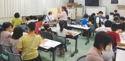 令和5年（2023年）に開催した「植物標本づくり」の様子