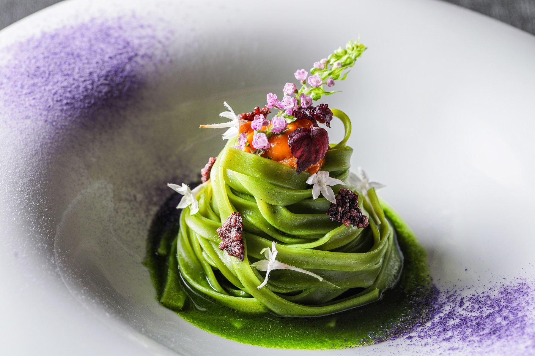 ▲パスタ: モチモチとした食感の生パスタ、タリアテッレと黒米チップの食感のコントラストを楽しむ一品。雲丹の甘味、貝ベースの魚介のだし、エストラゴンと紫蘇の香りが全体を包みこみます。