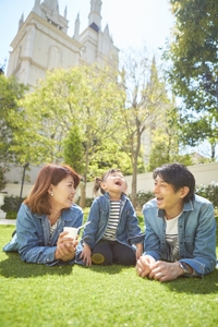 大聖堂をバックに