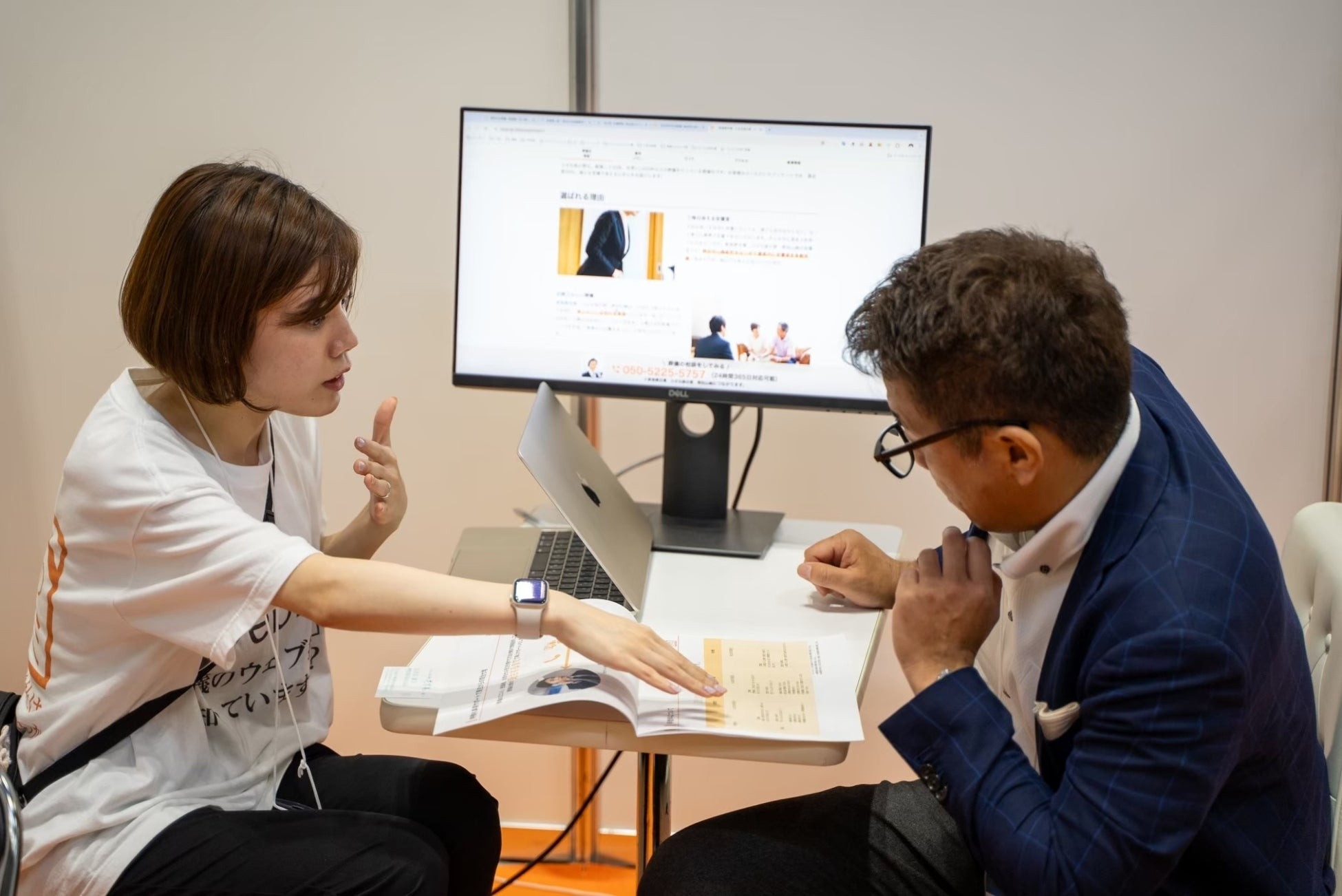 FBF2025「葬儀のウェブ担当」ブースでのコンサルティングの様子