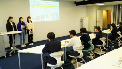 近隣中学校の大学見学会でスタッフ参加（成長ストーリーの紹介）