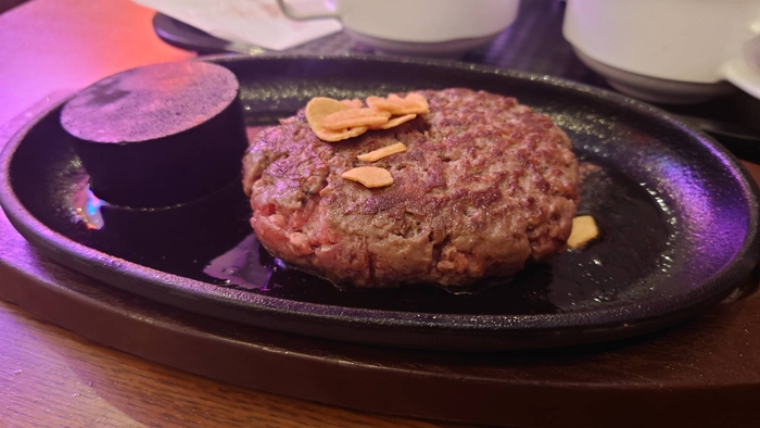 レアハンバーグ/200g 1,000円(税込1,100円)