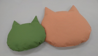 大好評「猫のしあわせ座布団」にビッグサイズ（右）が登場！