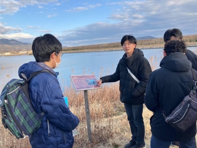 太田さん（左から２人目）の話を聞く学生たち