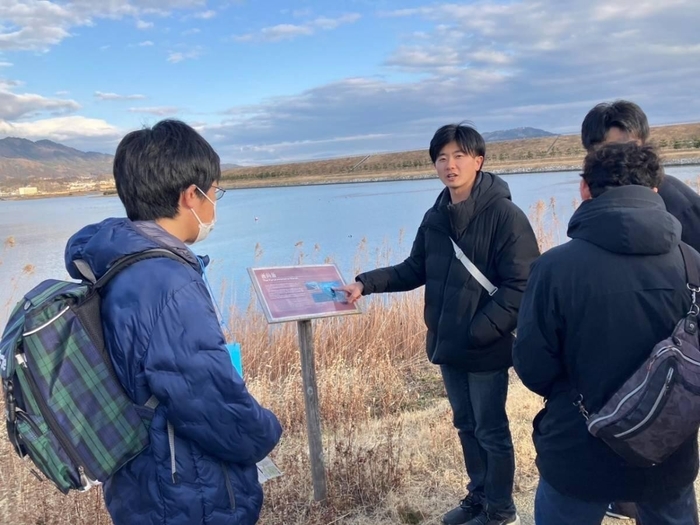 太田さん(左から2人目)の話を聞く学生たち