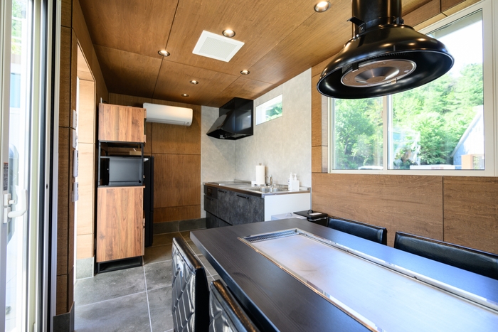 雨の日でもBBQを楽しめる“鉄板焼きテーブル”も完備、大型キッチンや、 BALMUDA製オーブンレンジやケトルなどこだわり家電も充実!