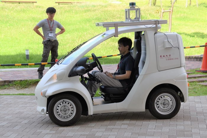 超小型電気自動車の自動運転のデモンストレーション