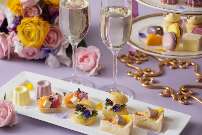 グラスシャンパンと三大珍味セイボリー が付いたハイティー(4,070円)