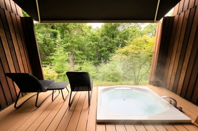 自然に囲まれた客室露天風呂（奥日光ホテル四季彩）