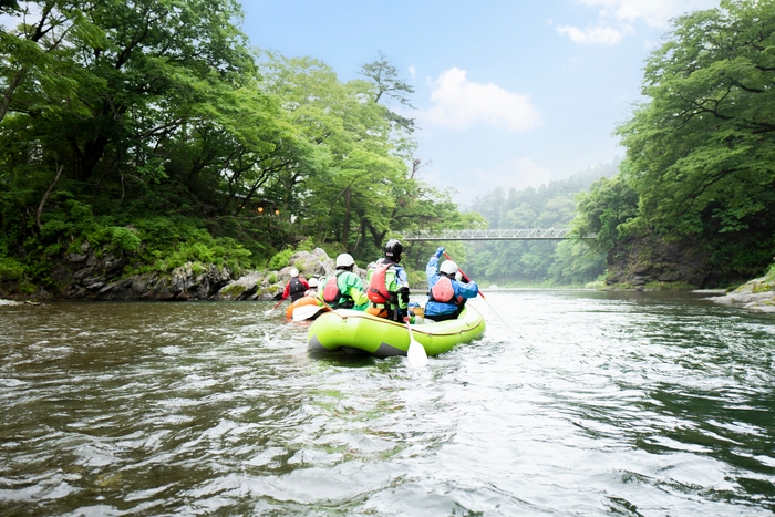 新緑に囲まれて川を下るラフティングは爽快です!