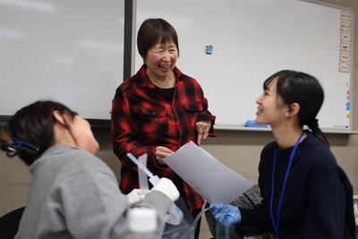 開発者・関啓子名誉会長から直接指導を受ける様子