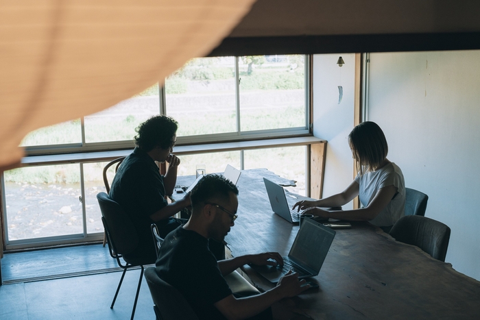 イメージ|カフェのように大テーブルを共用したり(かもベース)