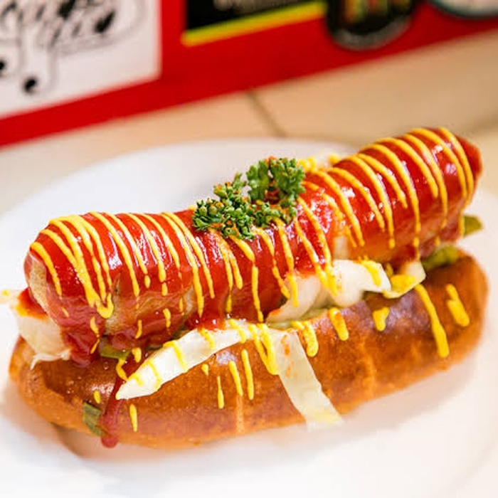 プロースト:粗挽きソーセージホットドッグ、チーズ入りソーセージホットドッグ、季節のスープ