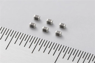 世界初※1、1005サイズ※2で業界最高静電容量値47μFの 小型積層セラミックコンデンサ（MLCC）の開発に京セラが成功