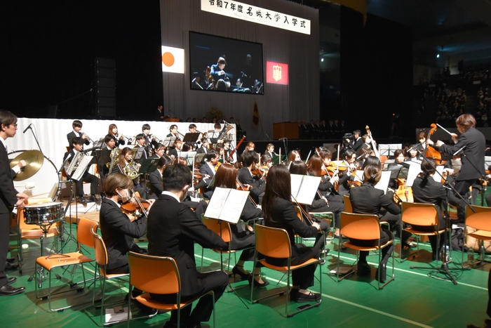 恒例の「威風堂々」を演奏する管弦楽団