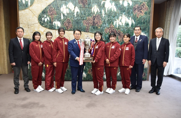 表敬訪問した(左から)米田監督、柳樂選手、米澤選手、山田選手、大村知事、谷本主将、石松選手、原田選手、小原学長、加鳥部長