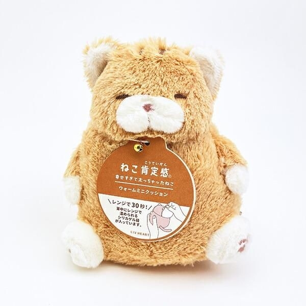 ねこ肯定感のふわふわもこもこでぬいぐるみのようなミニクッション。肌触りの良さとふっくらしたフォルムに癒されます!