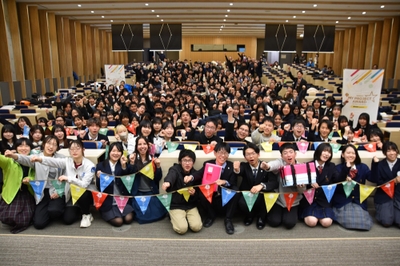 参加者やスタッフ、観覧者ら全員で記念撮影