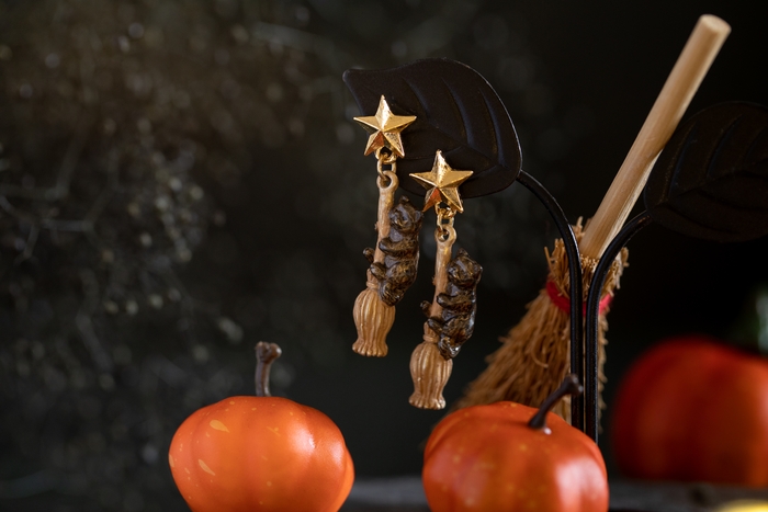 <限定>使い魔見習いの猫ピアス 3,850円