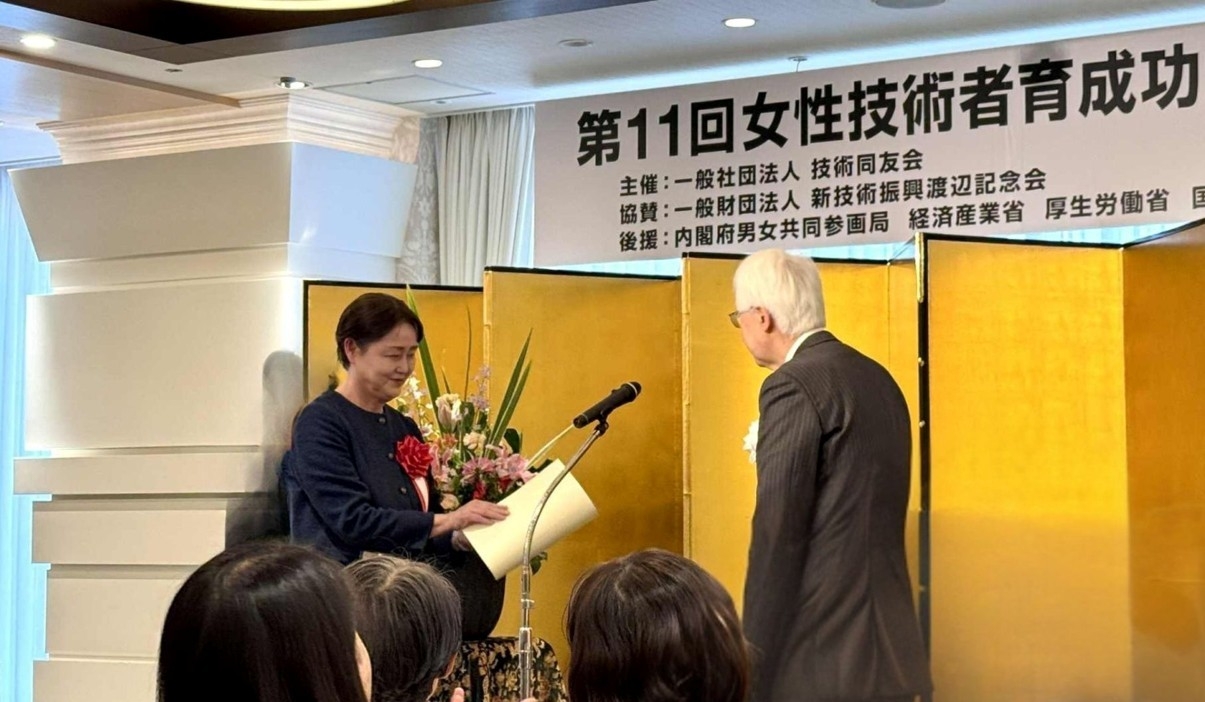 組織優秀賞の賞状を受け取る真下峯子校長