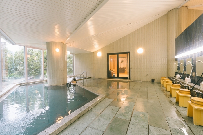 気持ちの良い日差しが入る大浴場