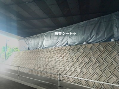 高架橋の桁下に防護工を設置して落下物・飛来物防止。防音シートを用いて騒音対策を徹底