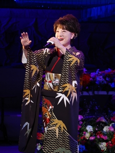  写真　(C)ヒダキトモコ