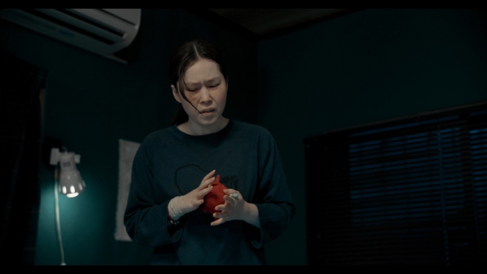 主人公マコトの手に挟まれるレジー