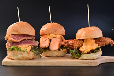 ▲新作ハンバーガーの計3種 （左からビーフカツレツバーガー、サーモンタルタルバーガー、有頭  海老タルタルバーガー）