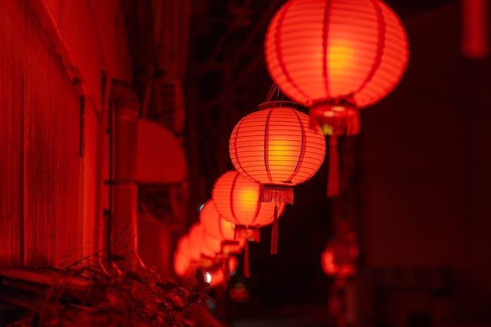 提灯が灯る街並み