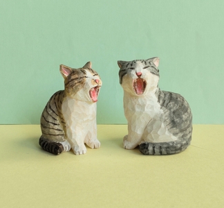 王冠印雑貨店の木彫りの猫の置物