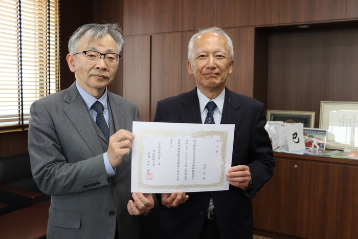 平野学長(左)から名誉館長の称号が授与された石垣元館長(右)