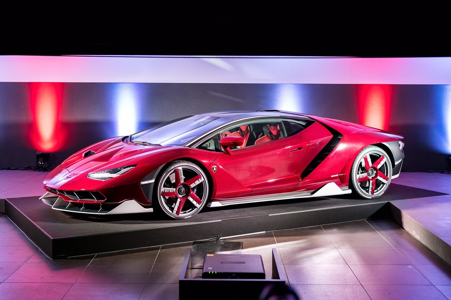 ランボルギーニの限定車チェンテナリオ上陸！ L4ZNKWmtPCT3SjlTCw7x.jpg