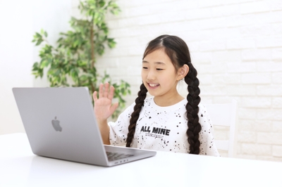 オンライン英会話を受講する子どもの様子