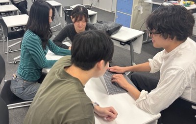 桑名ゼミ生が商品開発について打ち合わせをする様子